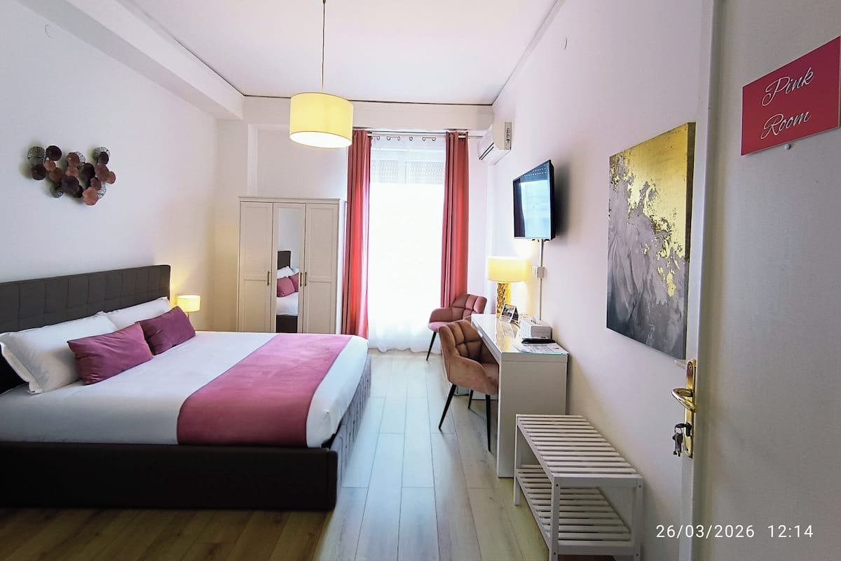 Escritorio, espacio para trabajar con laptop y cortinas blackout