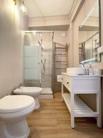 Standard Tek Büyük Yataklı Oda | Banyo | Ücretsiz banyo/kozmetik ürünleri, saç kurutma makinesi, bide, havlu 