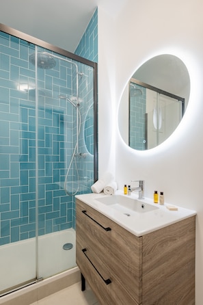 Dusche, Haartrockner, Handtücher