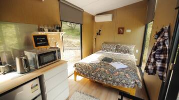 1 bedroom, bed sheets