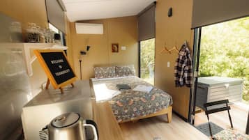 1 bedroom, bed sheets