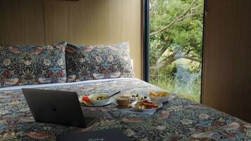 1 bedroom, bed sheets