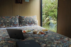 1 bedroom, bed sheets