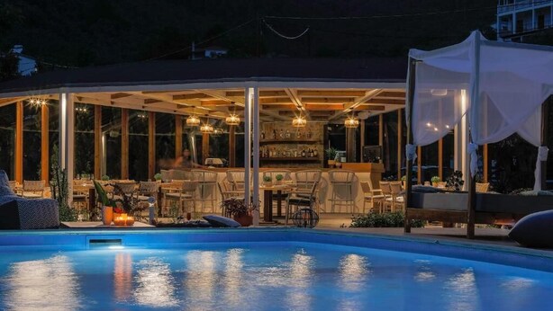 A poolside area with a bar and seating. - Skiathos Avaton Garden (Skiathos)