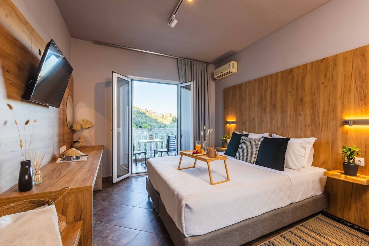 Camera Superior con letto matrimoniale o 2 letti singoli | Una cassaforte in camera, una scrivania, tende oscuranti