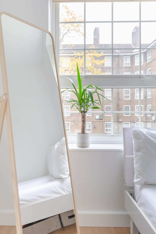 Basic Apartment | 1 bedroom, laptop workspace, iron/ironing board, bed sheets - Central & Stylish 1BD Flat - 8mins to Greenwich! (London)