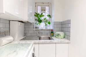 Basic Apartment | Private kitchen | Fridge, microwave, oven, stovetop - Central & Stylish 1BD Flat - 8mins to Greenwich! (London)