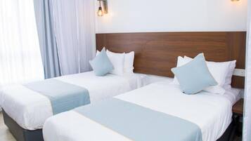 Phòng đôi hoặc 2 giường đơn dành cho gia đình | Bộ đồ giường cao cấp, trang trí khác biệt, bàn