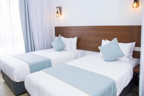 Familien-Doppel- oder -Zweibettzimmer | Hochwertige Bettwaren, individuell dekoriert, Schreibtisch