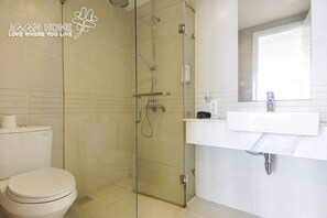 Boblebad, hårføner, bidé og håndklær