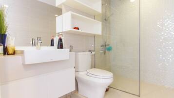 Jetted bath, hair dryer, bidet, towels