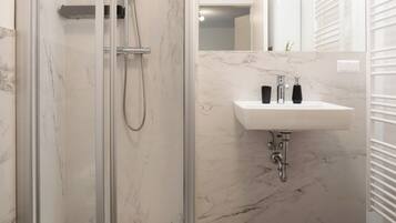 City Studio Suite, 1 Queen Bed, Non Smoking | Bathroom | Hair dryer, towels