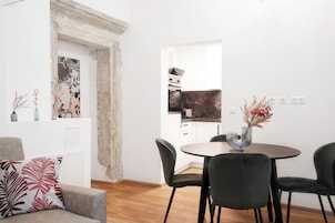 Apartamento urbano, 1 cama Queen e sofá-cama | Wi-Fi de cortesia, roupa de cama