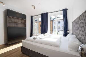 Quarto casal básico, 1 cama Queen, cozinha americana | Wi-Fi de cortesia, roupa de cama