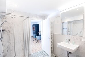 Suite estudio económica, 1 cama de matrimonio, no fumadores | Baño | Secador de pelo y toallas