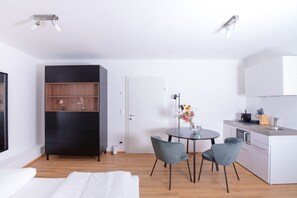 Suite estudio económica, 1 cama de matrimonio, no fumadores | Cocina básica privada | Placa de cocina, lavavajillas y máquina de café espresso