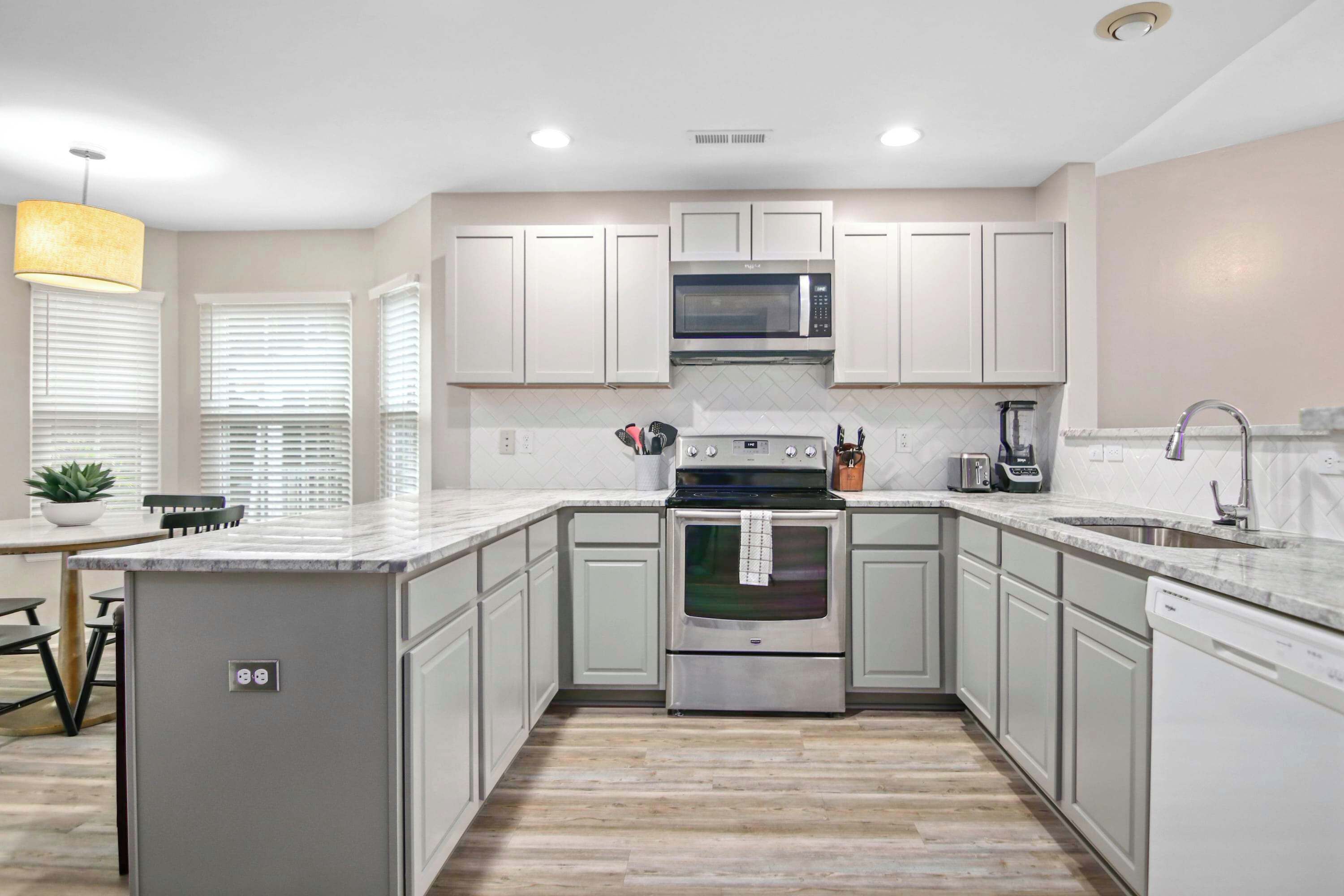 Kylskåp, mikrovågsugn, ugn och spishäll