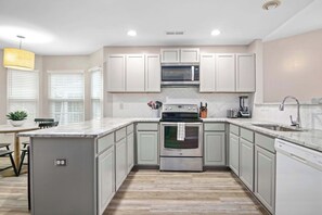 冷蔵庫、電子レンジ、オーブン、コンロ