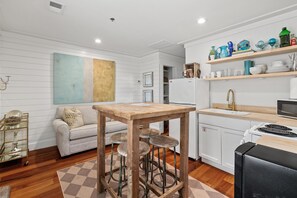 Unclassified image, 2 of 42, button