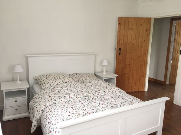 2 bedrooms, iron/ironing board, bed sheets