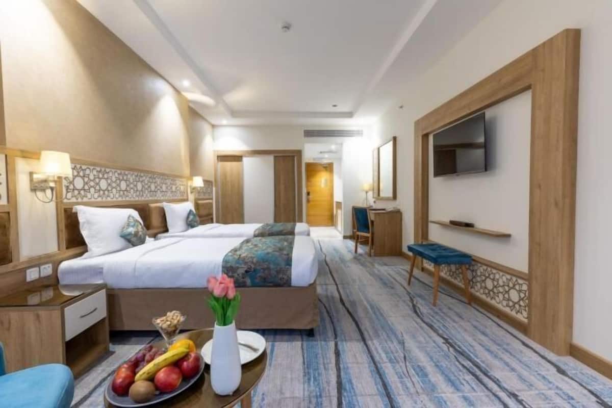Minibar, in-room safe, desk, iron/ironing board