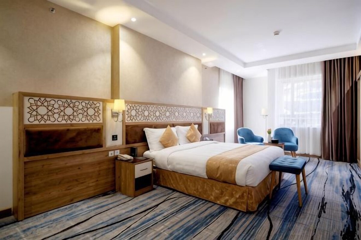 Minibar, in-room safe, desk, iron/ironing board