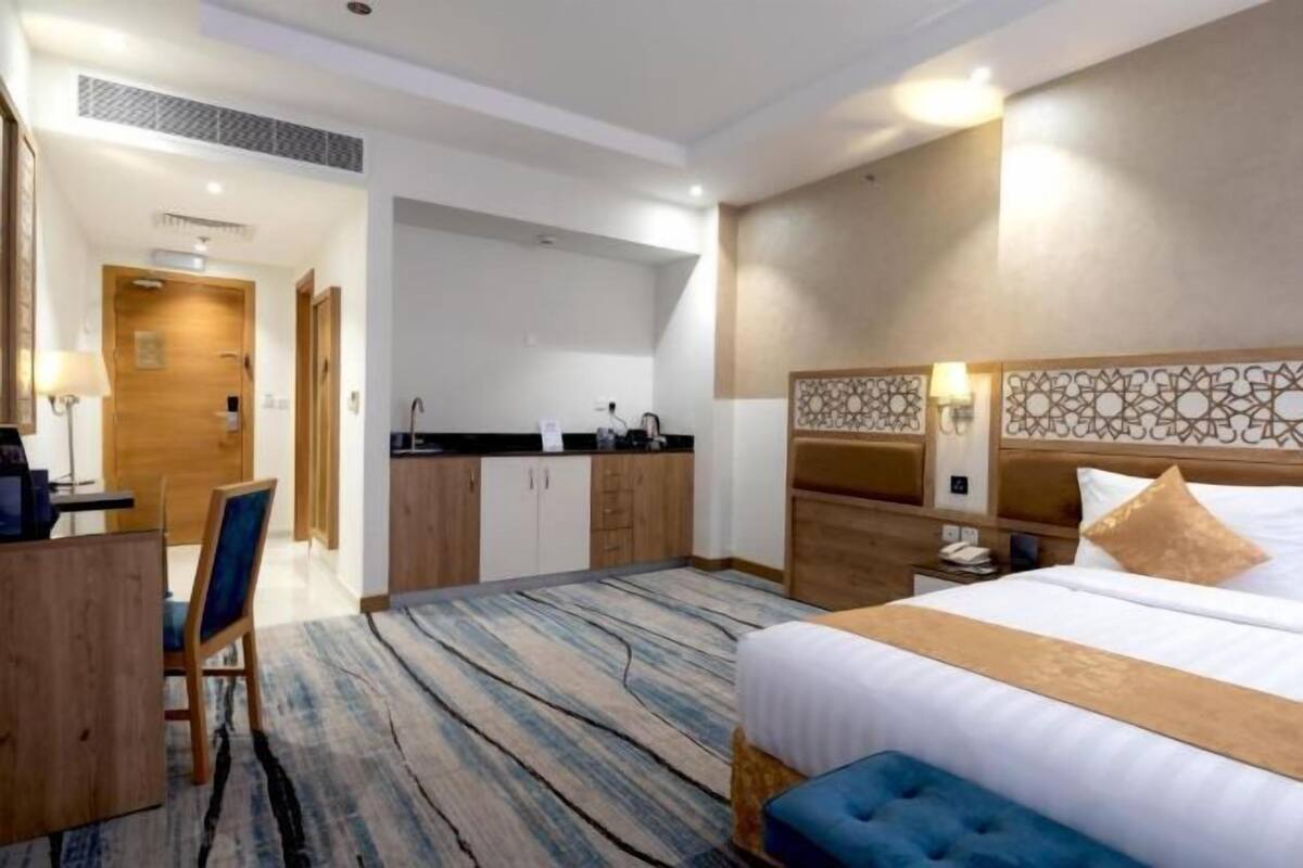 1 quarto, frigobar, cofres nos quartos, escrivaninha