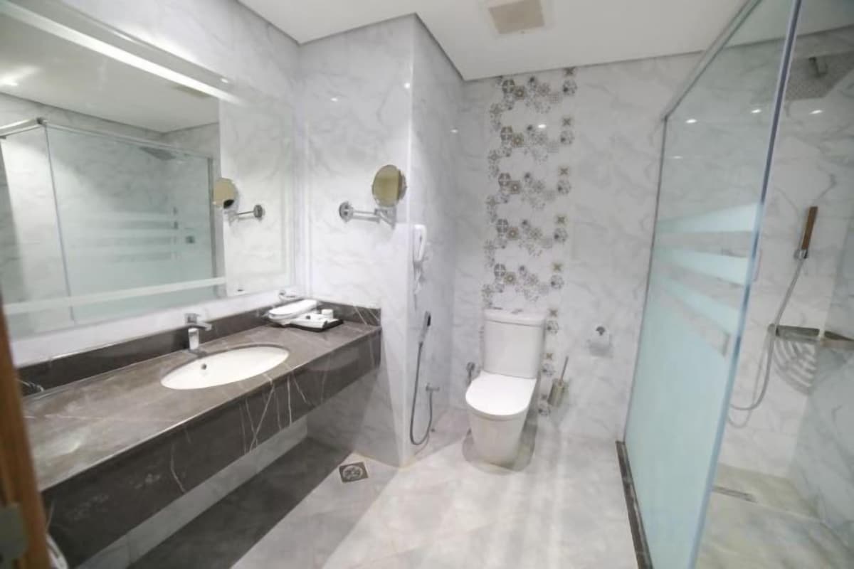 Shower, rainfall showerhead, free toiletries, hair dryer