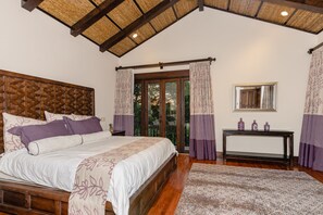 4 quartos, ferros/tábuas de passar roupa, berço de viagem
