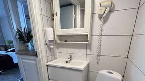 تجهيزات دش، مجففات شعر، مناشف، ورق حمّام