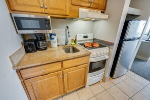 Kjøleskap, mikrobølgeovn, ovn og kokeplater