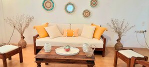 Tradisjonelt hus | Oppholdsområde | En 42-tommers smart-TV med kabel-kanaler samt peis