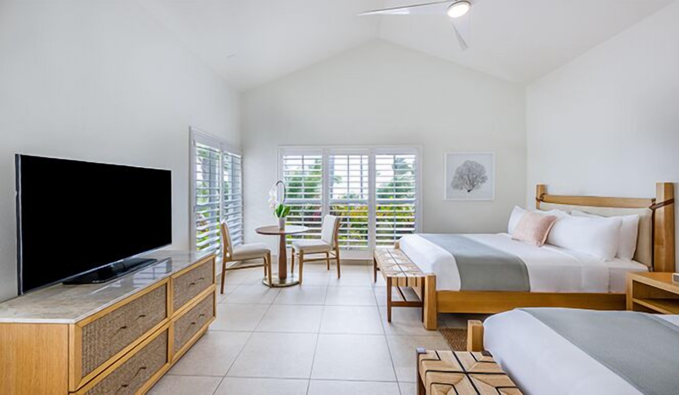 You Don’t Want to Miss This! Beachfront, Onsite Pool, Near Coral Bay Marina