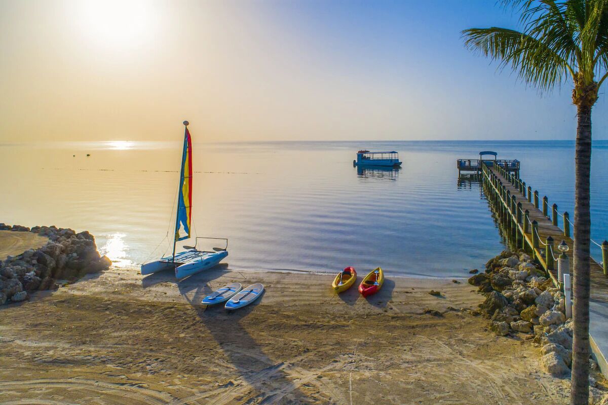 Everything You Need For The Perfect Vacation! 3 Sleek Units, Beachfront, Pool