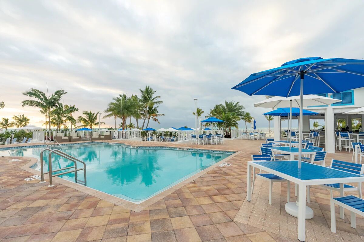 High Tides and Good Vibes! 4 Spacious Units, Outdoor Pool, Free Parking