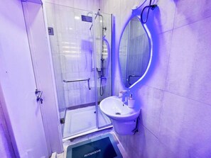 Secador de pelo, toallas, jabón y papel higiénico