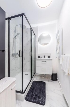 Serviettes fournies, papier toilette