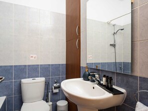 Séchoir à cheveux, serviettes fournies