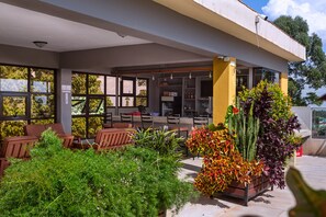 4 bar/lounge