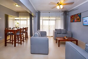 Suite ejecutiva, 2 habitaciones, balcón, vista al jardín | Cortinas blackout y wifi gratis