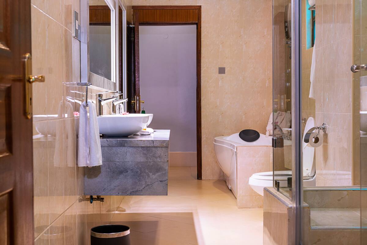 Suite Presidenziale, balcone, vista giardino | Bagno | Pantofole, asciugamani, sapone, shampoo