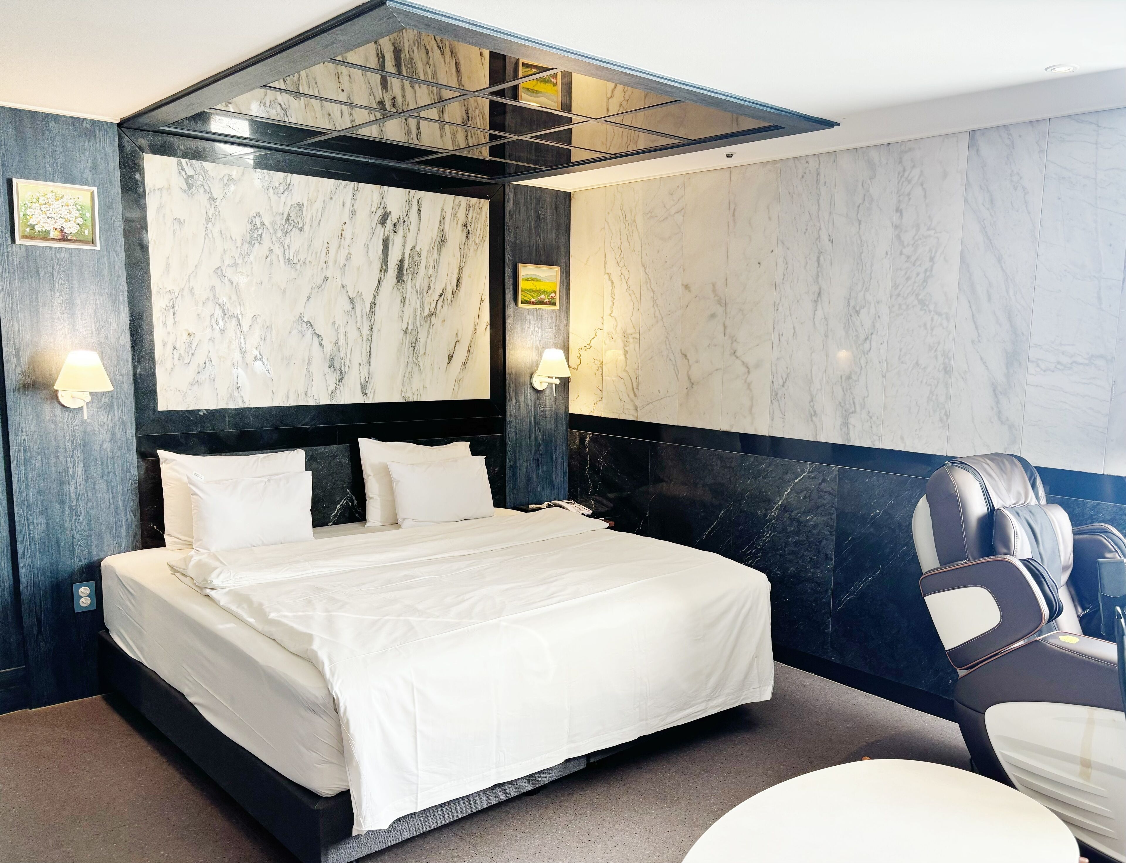 Quarto casal com design assinado, 1 quarto | Roupas de cama premium, edredons de pluma, individualmente decorados