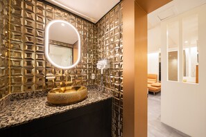 Signature Suite Twin | Bathroom