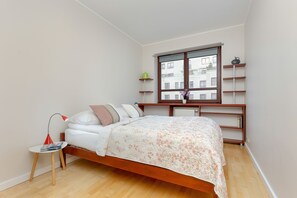 1 bedroom, desk, laptop workspace, bed sheets - Spacious Apartment Vistula by Renters (Warsaw)