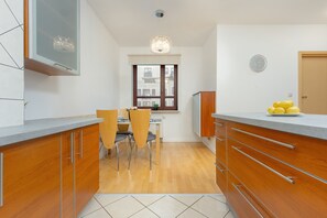 Microwave, dishwasher, electric kettle, cookware/dishes/utensils - Spacious Apartment Vistula by Renters (Warsaw)