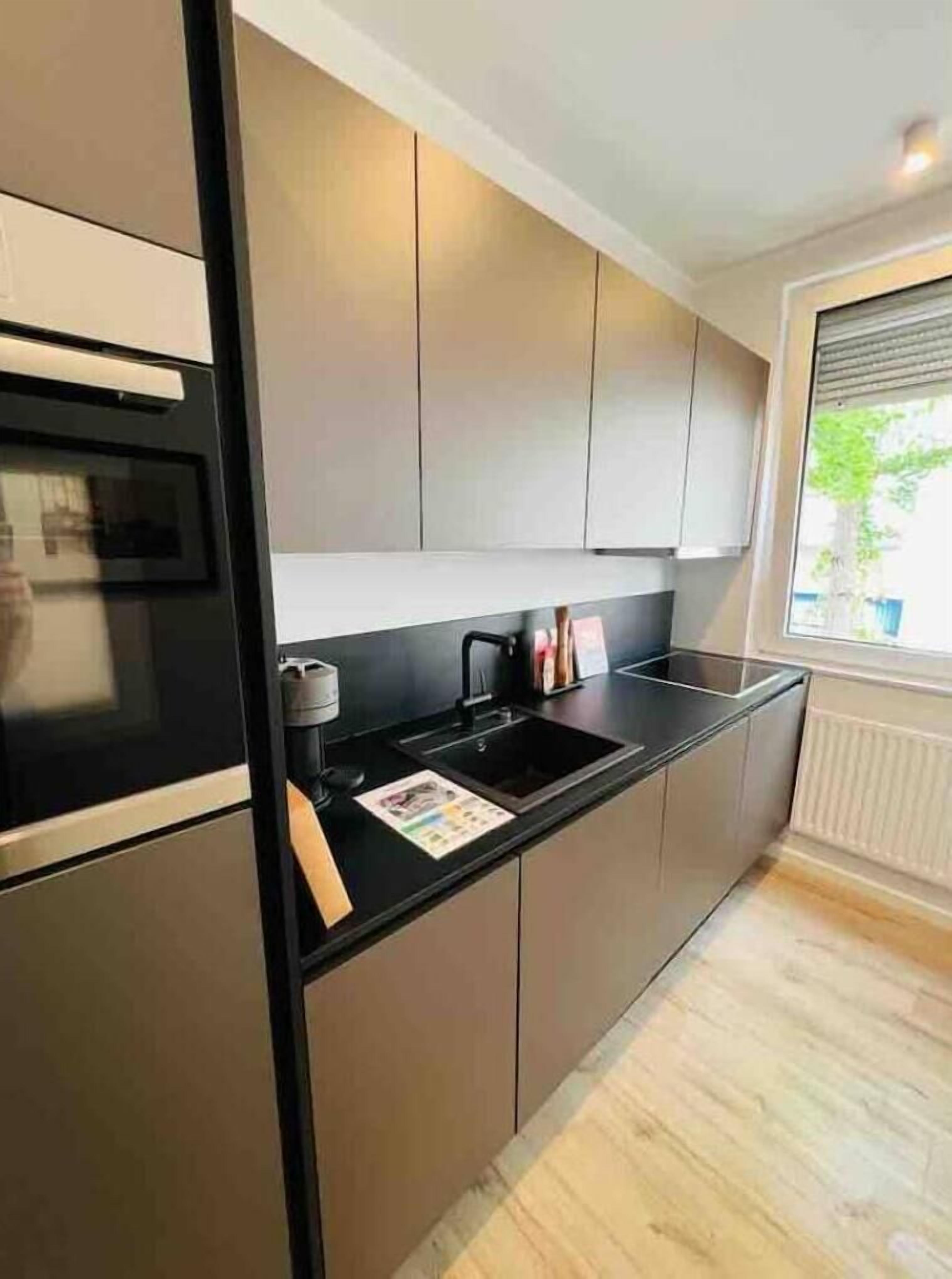 Cookware/dishes/utensils, dining tables