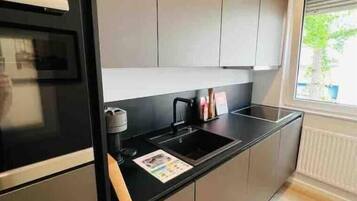 Cookware/dishes/utensils, dining tables