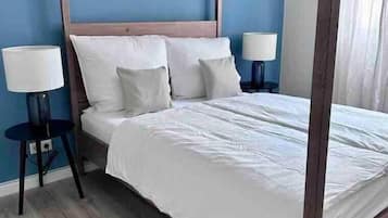 1 Schlafzimmer, Zimmersafe, Schreibtisch, Bügeleisen/Bügelbrett