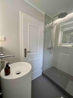 Dusche, Haartrockner, Handtücher, Seife