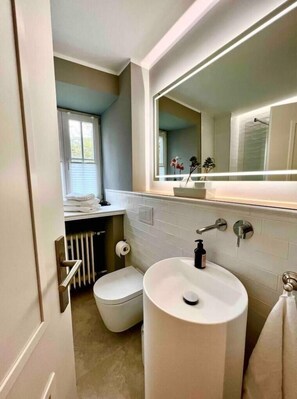Shower, hair dryer, towels, soap - Premium Apartment an der Stadtmauer im OG (Paderborn)